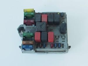 przednia skrzynka bezpieczników Fiat Stilo 1,6 16V nr: 46796534