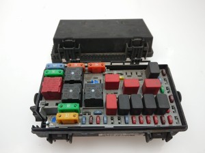 skrzynka bezpieczników Fiat Grande Punto 1,2  nr. kat. 51736451 BZ