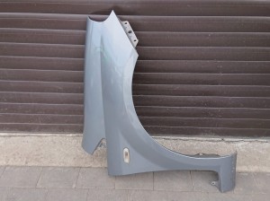 błotnik przedni prawy Fiat Grande Punto jasno szary metalik