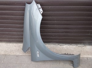 błotnik przedni prawy Fiat Grande Punto jasny szary metalik 