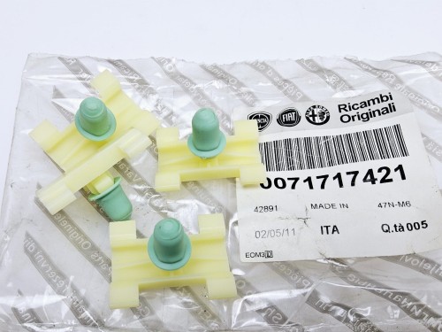 Spinka mocowania listwy ozdobnej  do drzwi Fiat Multipla  nowa   71717421