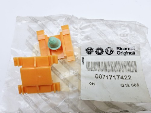 Spinka mocowania listwy ozdobnej  do drzwi Fiat Multipla  nowa   71717422