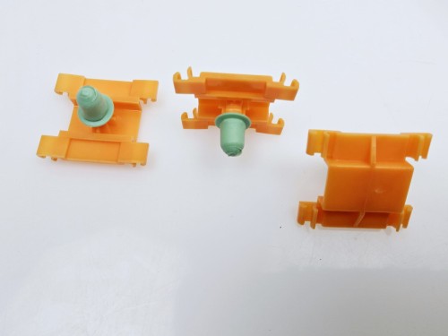 Spinka mocowania listwy ozdobnej  do drzwi Fiat Multipla  nowa   71717422