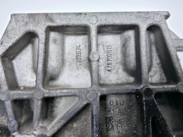 Wspornik łapa lewa skrzyni biegów półksiężyc Fiat Grande Punto   1,3 Multijet 55702834