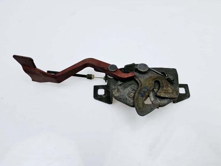 zamek  maski Alfa Romeo 156