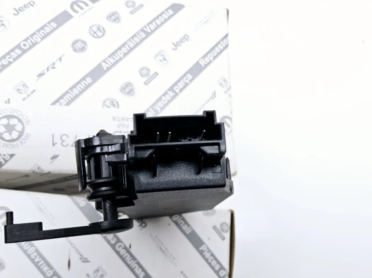 czujnik pedału sprzęgła Jeep Renegade 52230972