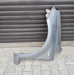 błotnik przedni lewy Fiat Grande Punto jasno szary metalik 595/A