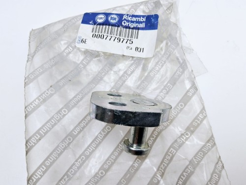 zaczep zamka drzwi Fiat Punto 1 nowa  7779775