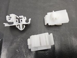 Spinka mocowania wewnętrznej listwy słupka  Fiata  nowa   46547293