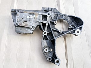 wspornik, łapa, podstawa pompy wspomagania i alternatora Fiat Bravo Brava Marea 1,9 JTD  4654223