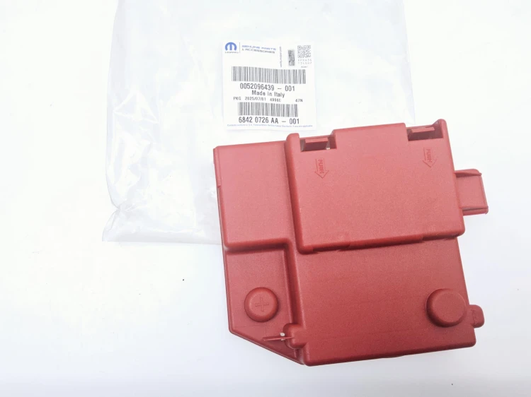 Osłona, pokrywa klemy plusowej Fiat Alfa Lancia  nowa 52096439