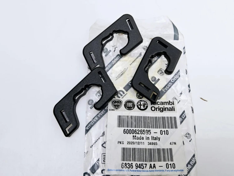 zaczep, uchwyt, spinka półki tylnej Fiat 500 X lewy - nowy  6000626595