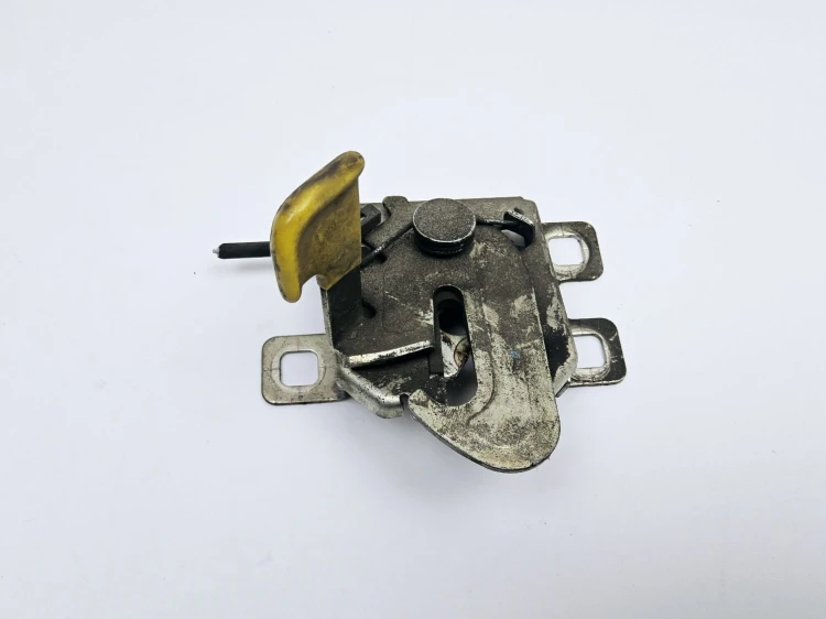zamek maski silnika Fiat Bravo 2 o numerze katalogowym  51945645