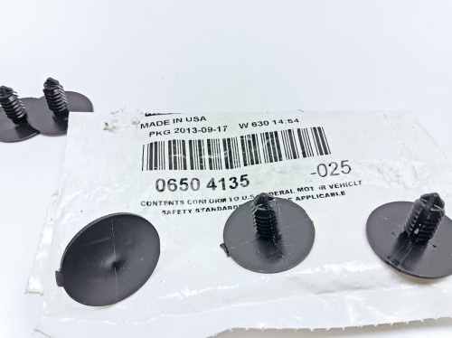 kołek  Dodge o numerze 06504135