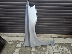 błotnik przedni prawy Fiat Stilo 5-drzwiowy srebrny metalik 698