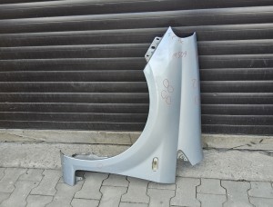 błotnik przedni lewy Fiat Grande Punto srebrny