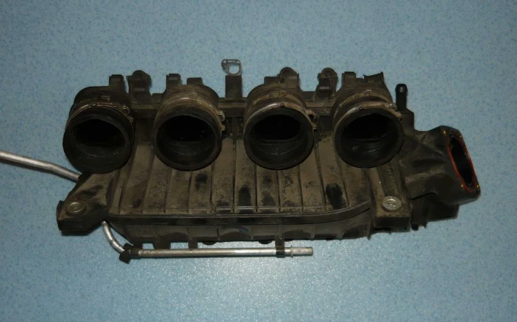 kolektor ssący plastikowy Alfa Romeo 147 1,6 16V Twinspark 1.JPG