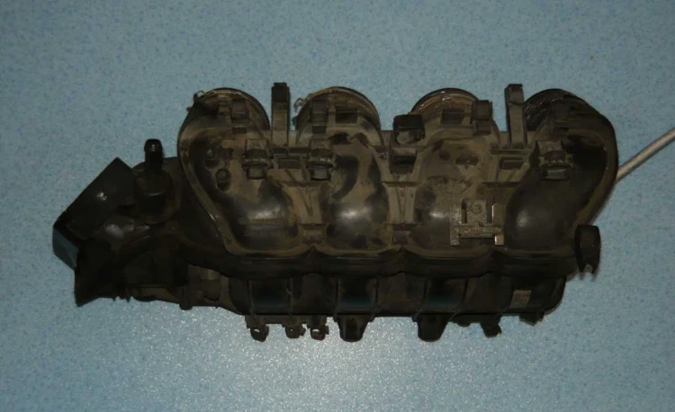 kolektor ssący plastikowy Alfa Romeo 147 1,6 16V Twinspark 2.JPG